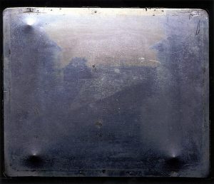 تصویر اولین هلیوگراف ثبت شده توسط نیپس که به عنوان عکس منظره گرا مشهور شده است 